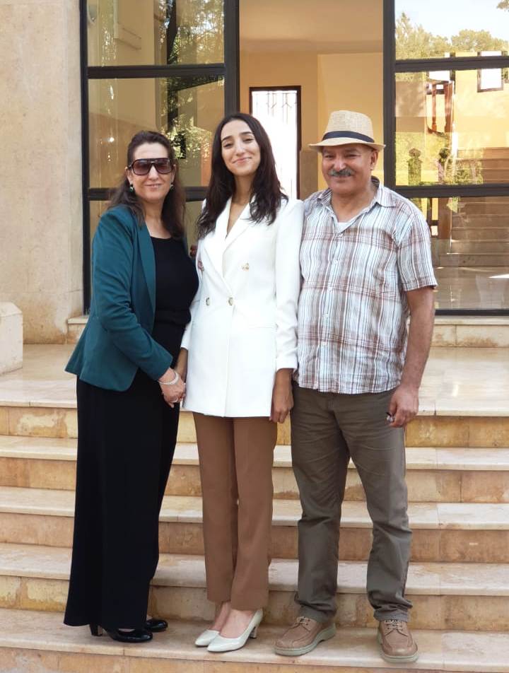  لسلمى رفقة والديها - 