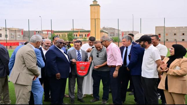 الحاج أبرون يسلم ملعب الدارالحمراء بالبروج: رؤية ملكية لتمكين الشباب والشابات من ملاعب لكرة القدم