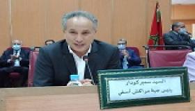 رئيس الجهة والنائب البرلماني يحتسيان طبق البصارة على رصيف بمدينة اليوسفية