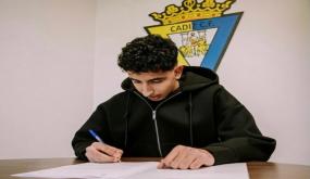 الموهبة المغربية محمد موحدي يوقع لنادي قادش الإسباني ويتطلع للعب للمنتخب الوطني