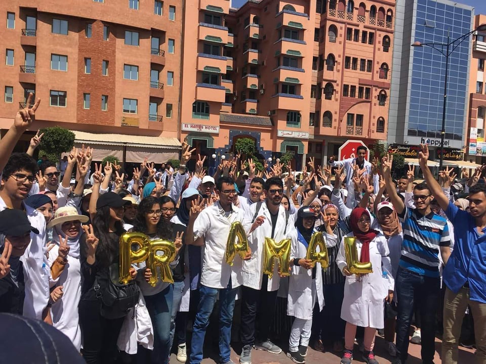 طلبة كلية الطب والصيدلة بمراكش يتضامنون مع البروفسور سعيد أمل الموقوف