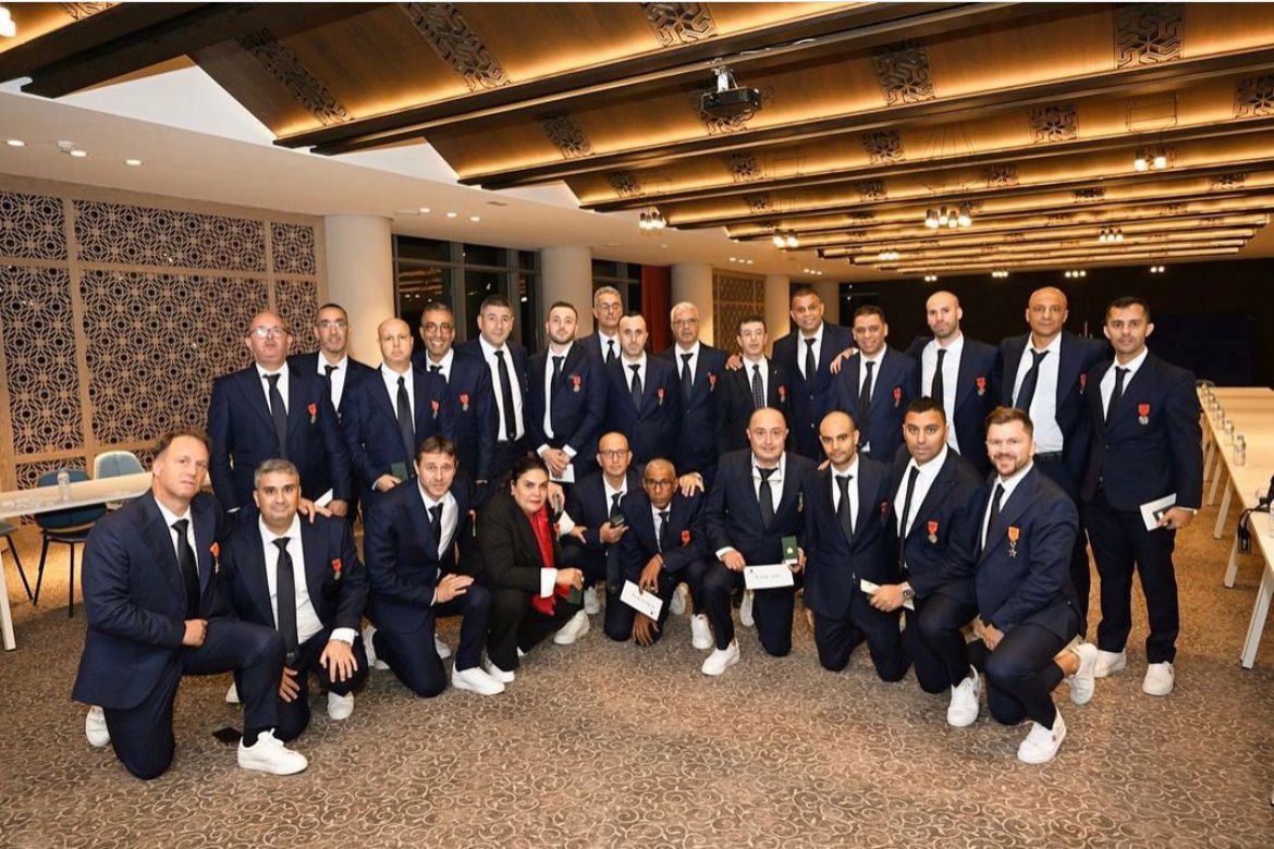 صاحب الجلالة يوشح الحاج عبد المالك أبرون رئيس البعثة المغربية في كأس العالم قطر 2022 بوسام العرش
