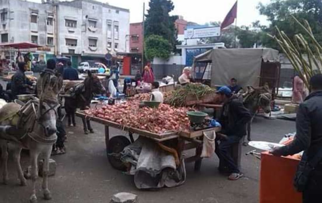 الأزبال والباعة الجائلون يغزون حي نجاح الأمير