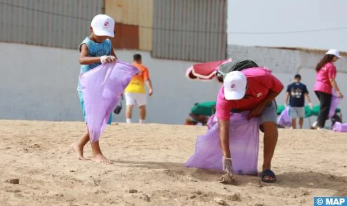 “إنوي” تطلق حملة تنظيف عدة شواطئ بسبع مدن مغربية في إطار برنامج “دير يديك”