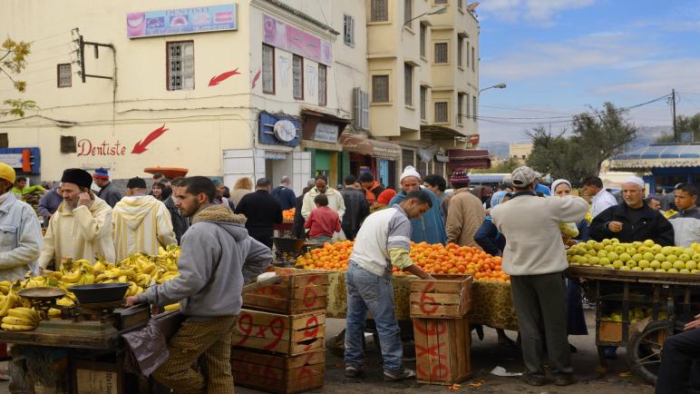 الجديدة: ظاهرة الباعة المتجولين بالمدنية .. عرض السلع والبضائع فوق الأرصفة مما يفضي إلى عرقلة السير والتسبب في حوادث