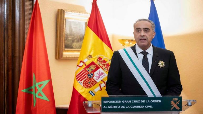 المدير العام للأمن الوطني ولمراقبة التراب الوطني يتقلَّد وسام الصليب الأكبر للاستحقاق للحرس المدني الإسباني (بلاغ DGSN/DGST)
