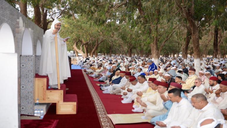 عبد المومن طالب يترأس صلاة عيد الأضحى في اليوسفية: روحانية متألقة في مشهد يوحد القلوب.