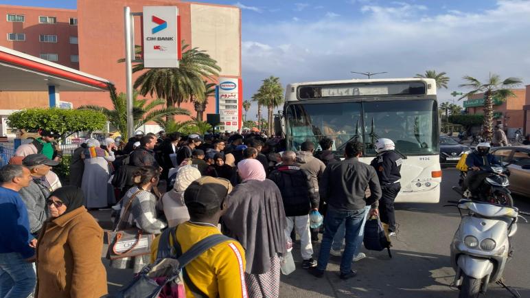 إن سألوك يوما عن معنى الوطنية، فقل لهم: أن تركب حافلة في مراكش وتخرج منها حيا… تلك بطولة تستحق وسام الشجاعة