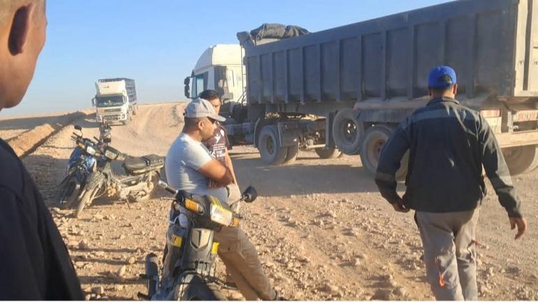 تدخل فوري لقائد قيادة سيدي شيكر وسط مطالب الساكنة بحماية الطريق المُعبَّدة ومنع مرور الشاحنات الثقيلة