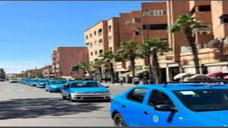 أزرق يتحرك بلا حدود… خروقات بالجملة بسبب الطاكسيات الصغيرة بقلعة السراغنة