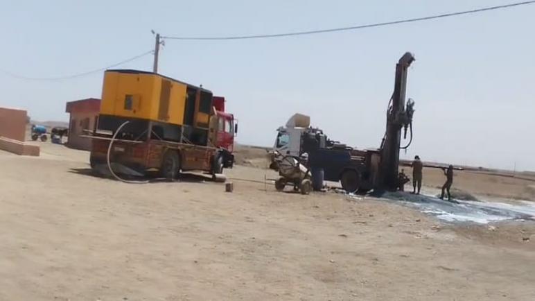 العمل الخيري يفضح عجز الجماعة.. محسن من ديار المهجر يحفر بئراً لساكنة دوار الميهات بسيدي شيكر