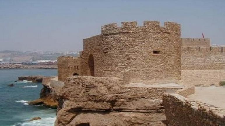 قصر البحر” معلمة تاريخية تستغيث .. فهل من مغيث..
