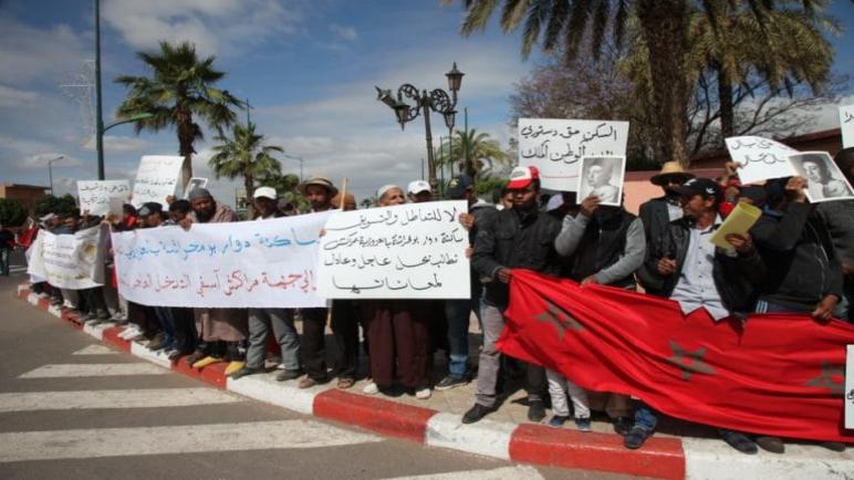 مواطنون يحتجون للمرة الثانية أمام ولاية جهة مراكش آسفي تنديدا بقرار إفراغهم من منازلهم و الحقوقي طاطوش يطالب بإنصافهم