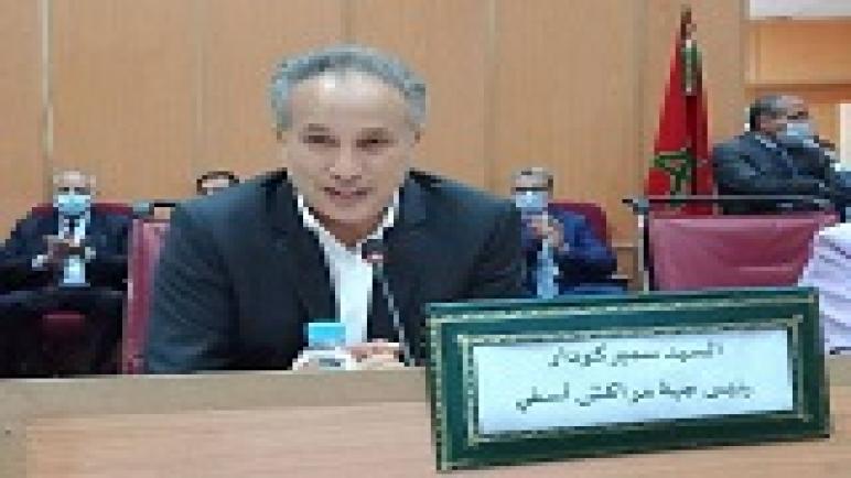 رئيس الجهة والنائب البرلماني يحتسيان طبق البصارة على رصيف بمدينة اليوسفية