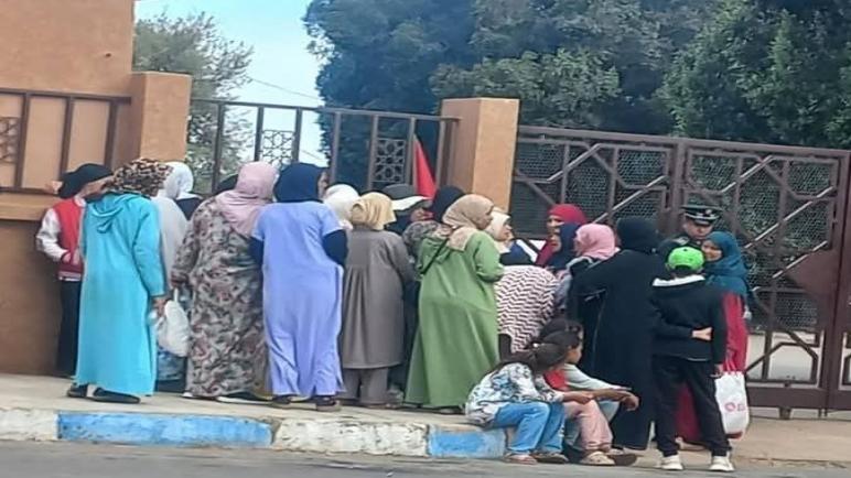 قلعة السراغنة.. هدم منزل بدوار الزمامرة يخرج بعض ساكنته للاحتجاج أمام قصر العدالة