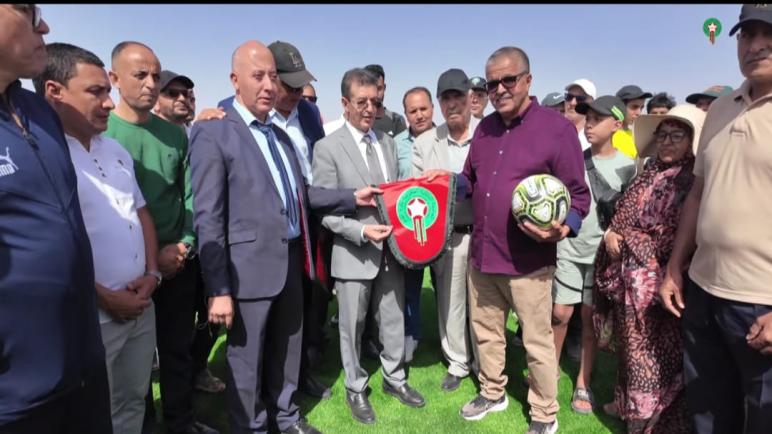 الحاج عبد المالك أبرون يحط الرحال بجماعة الركادة وولاد جرار بإقليم تزنيت ويسلم ملعبين