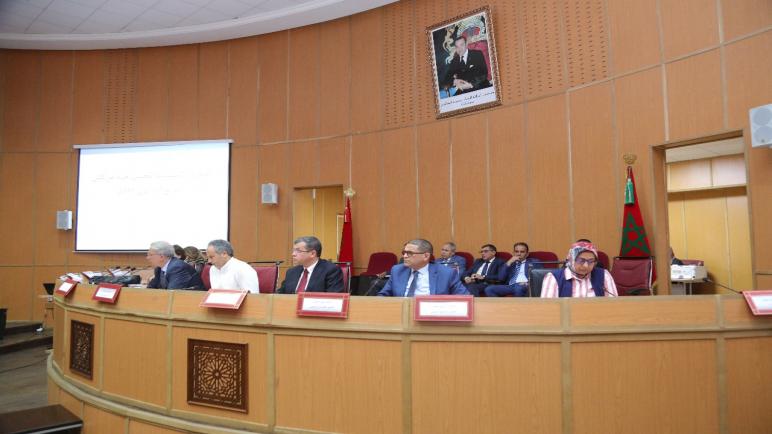 الدورة الاستثنائية لمجلس جهة مراكش تصادق بالاجماع على عدد من المشاريع بالجهة