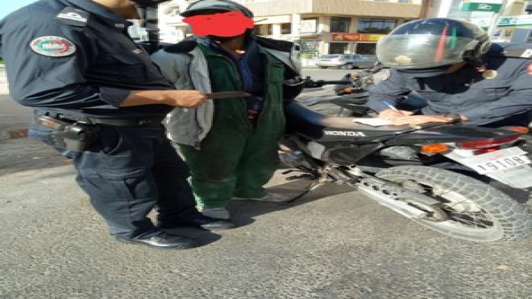 فرقة الصقور بأسفي توقف شخص بتهمة حمل السلاح الأبيض .