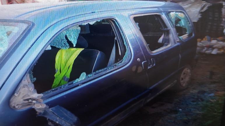 مختل عقلياً يُخرب سيارة بدوار إفاسين نواحي الحسيمة ويقود إلى توقيفه