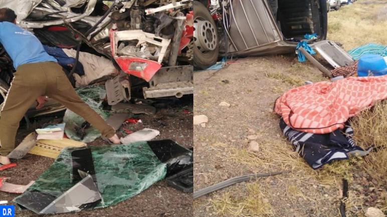 مصرع ستة أشخاص وإصابة شخص آخر في حادث اصطدام شاحنة بمركبة